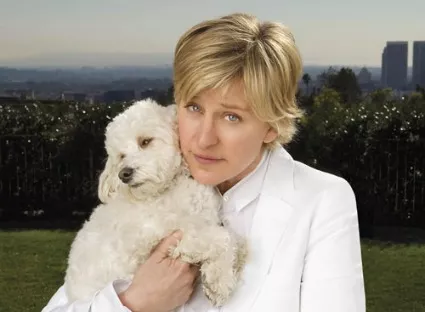 La famosa presentadora Ellen Degeneres posa con un perro blanco en sus brazos