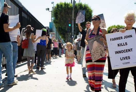 Activistas por los derechos animales protestando a las puertas del matadero de Farmer John