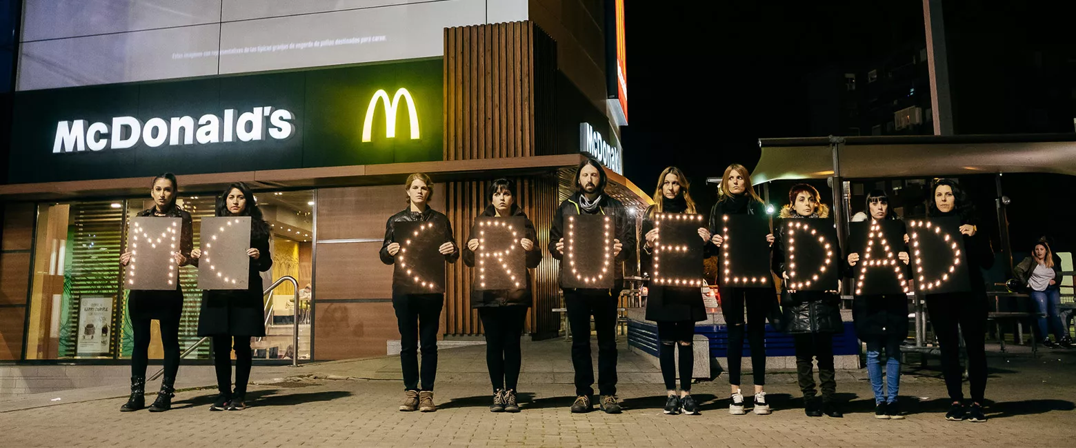 La ‘McCrueldad’ que McDonald’s no muestra en sus anuncios