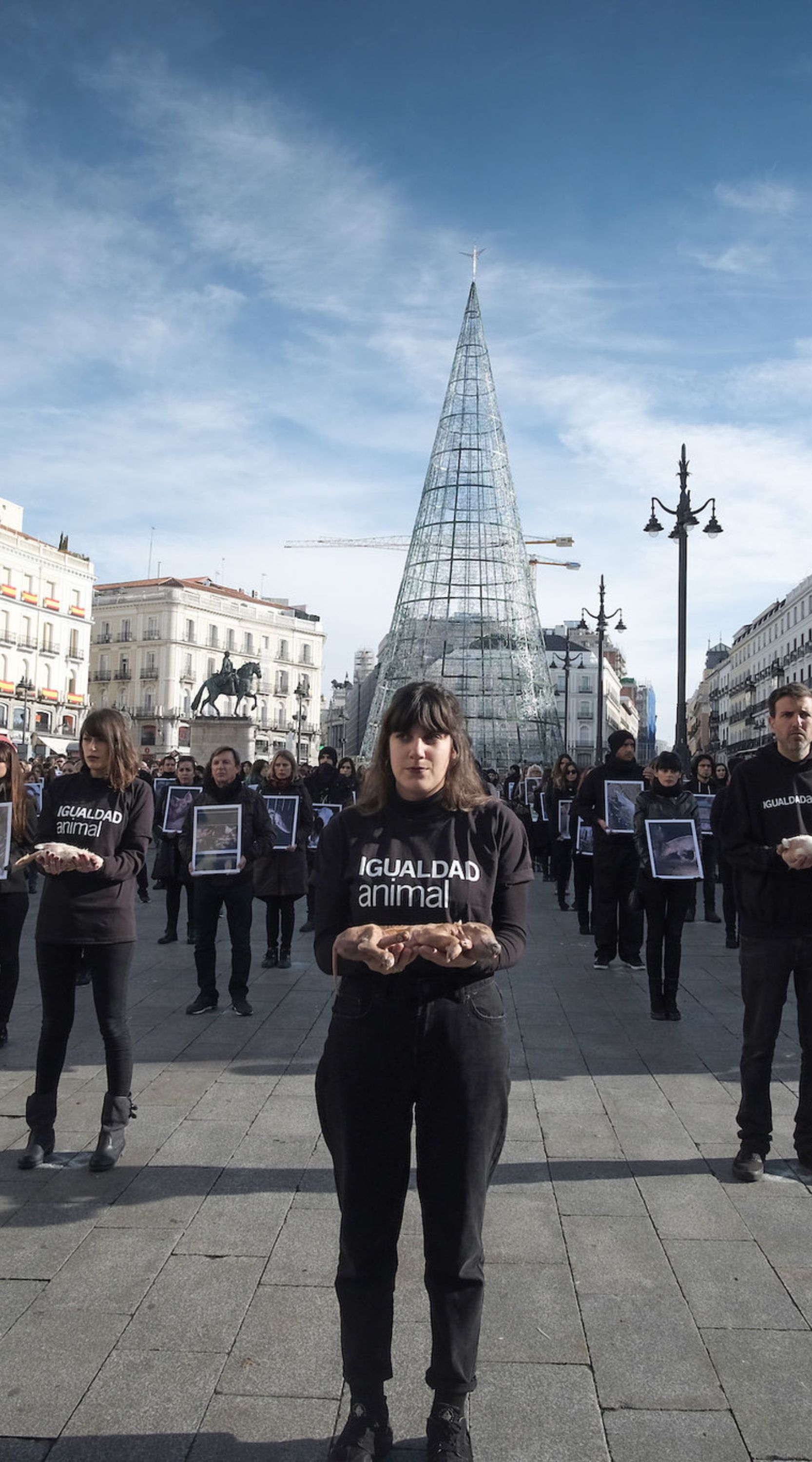 Activistas vestidos de negro reunidos en la Puerta del Sol por el Día Internacional de los derechos animales.