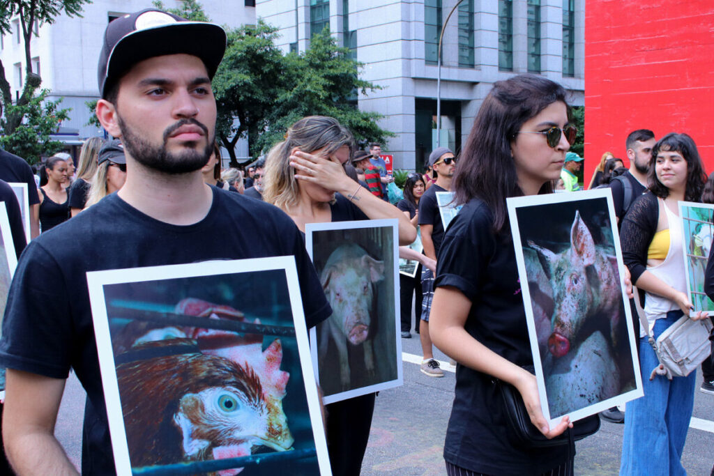 Manifestación contra la ganadería industrial durante una protesta por el Día Internacional de los Derechos de los Animales en São Paulo.