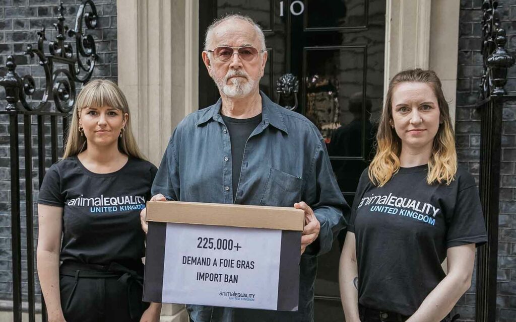 Parte de nuestro equipo en Reino Unido y el actor y activista Peter Egan entregaron más de 225.000 firmas contra la importación de foie gras en el Reino Unido.