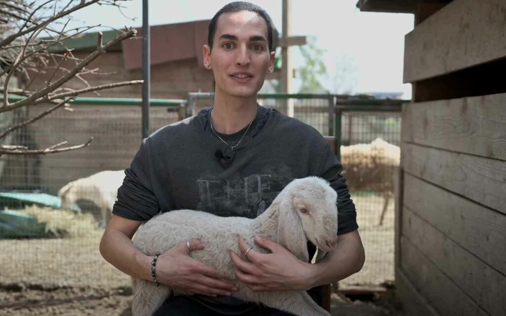 Andrea Capodanno en un refugio de animales promoviendo una alimentación basada en vegetales.