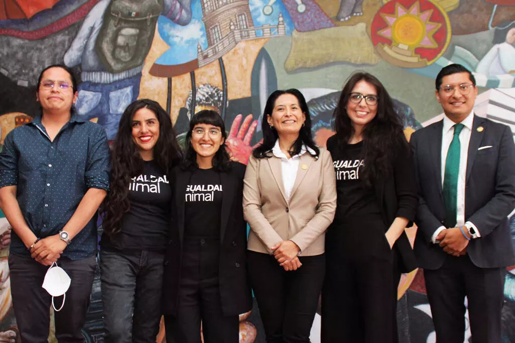 La diputada Elvia Sierra, que presentó el proyecto de ley, con el equipo de Igualdad Animal México y un miembro de Biofutura.