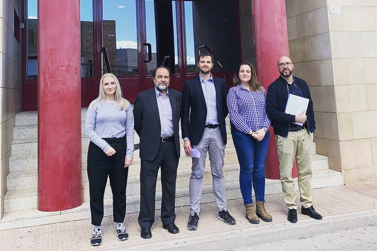 Miembros de nuestro equipo en España con los abogados a las puertas del Juzgado de Totana (Murcia).