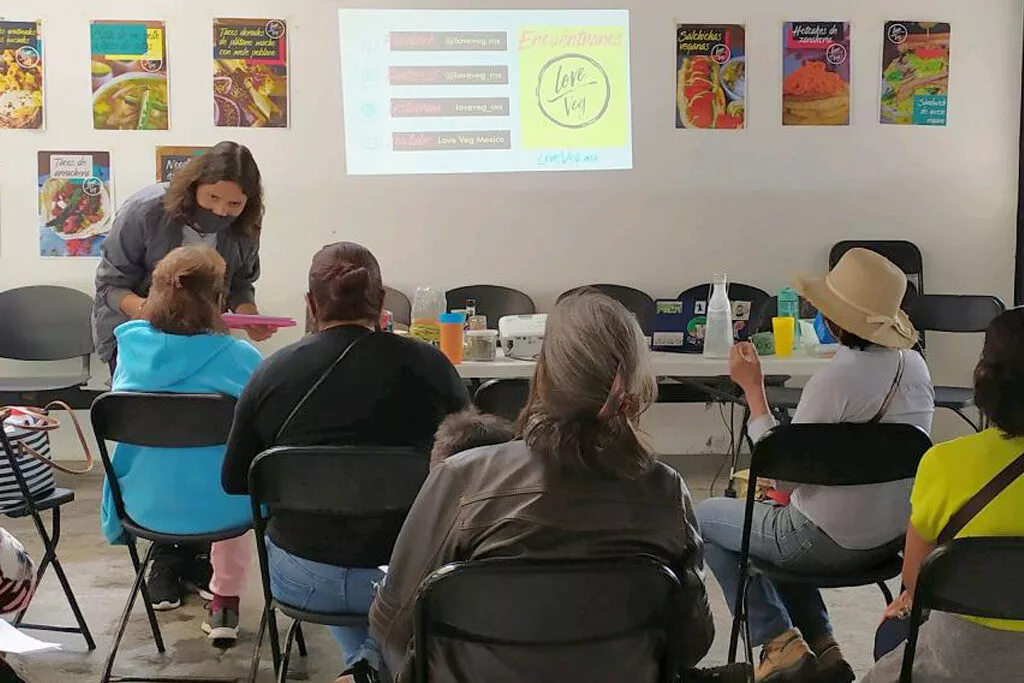 Una clase de cocina en Guadalajara en la que se enseñó a los participantes a elaborar una receta de Love Veg y a degustar el resultado.