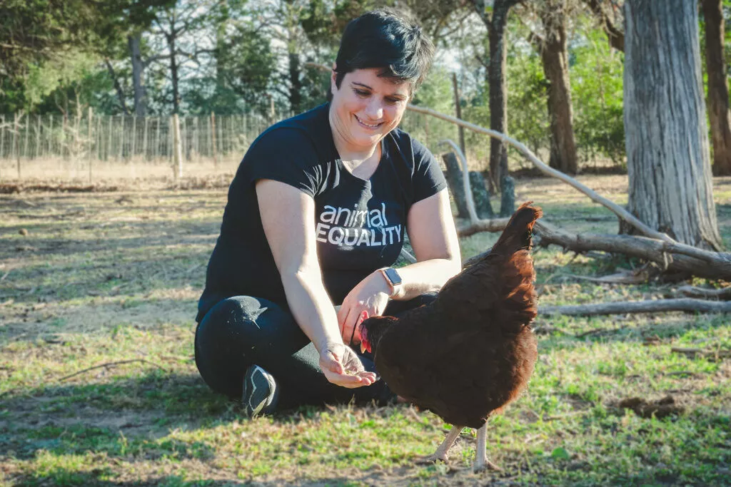 La presidenta Sharon Núñez visitando un refugio de animales en Austin, Texas.