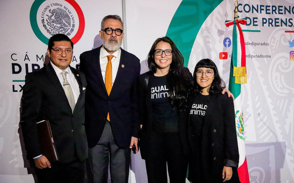 El diputado Salvador Caro, que presentó el proyecto de ley para reconocer a los animales como seres sintientes en la Constitución de México, con el equipo de Igualdad Animal de México.