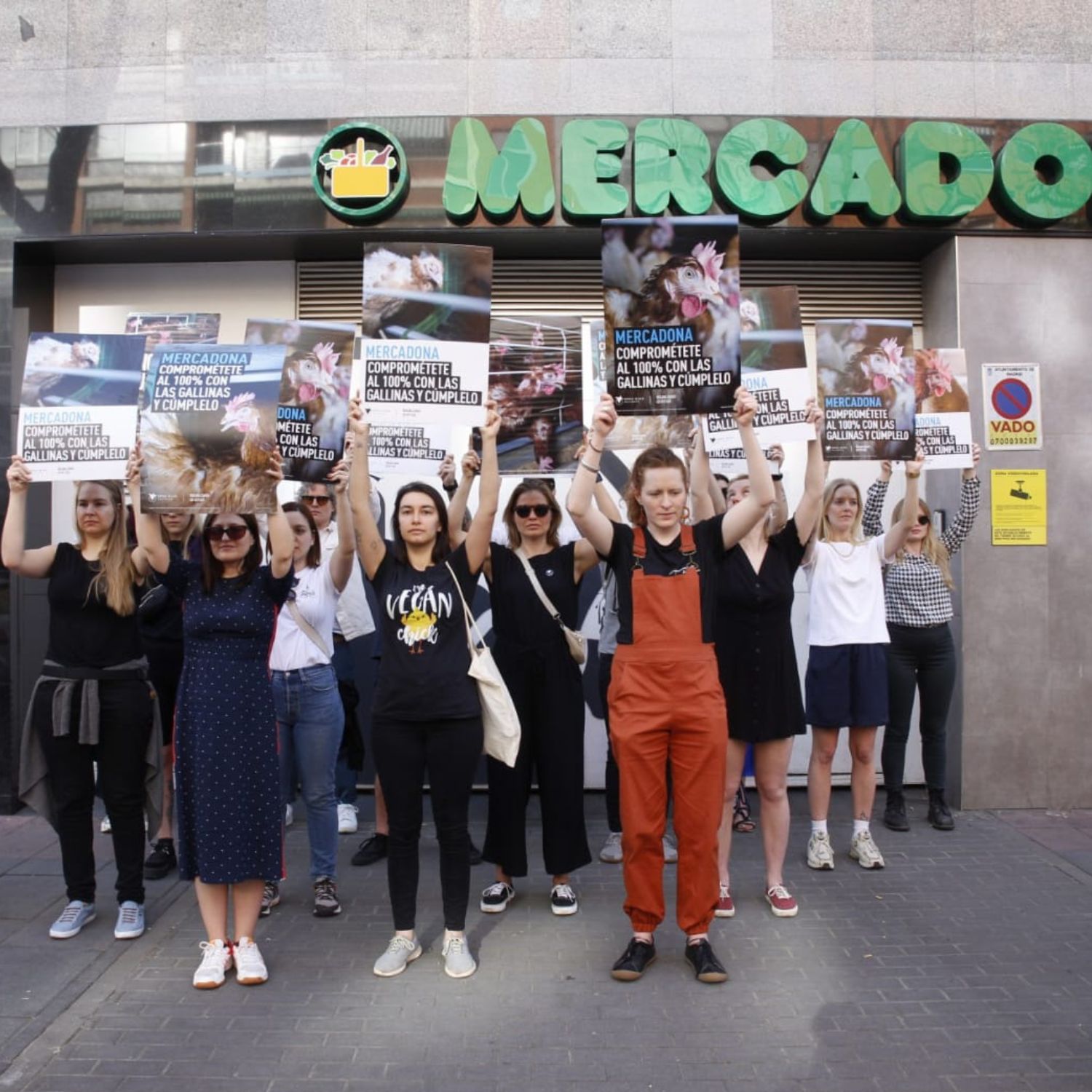 Activistas frente a Mercadona en Madrid