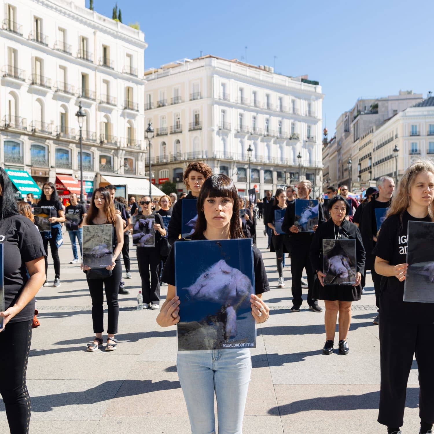 Activistas de Igualdad Animal ante la Puerta del Sol en Madrid protestan contra la crueldad de las granjas porcinas.