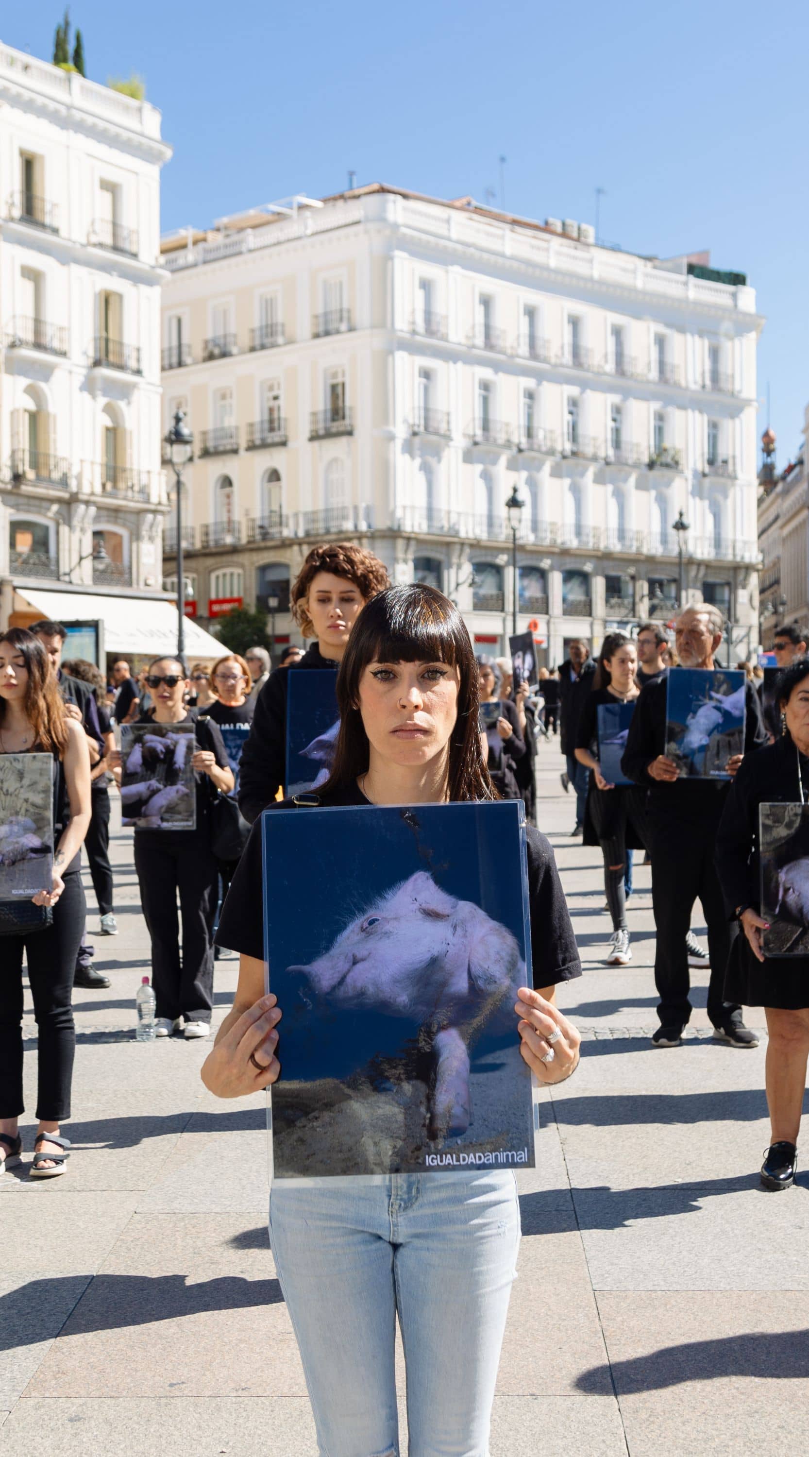 Activistas de Igualdad Animal ante la Puerta del Sol en Madrid protestan contra la crueldad de las granjas porcinas.