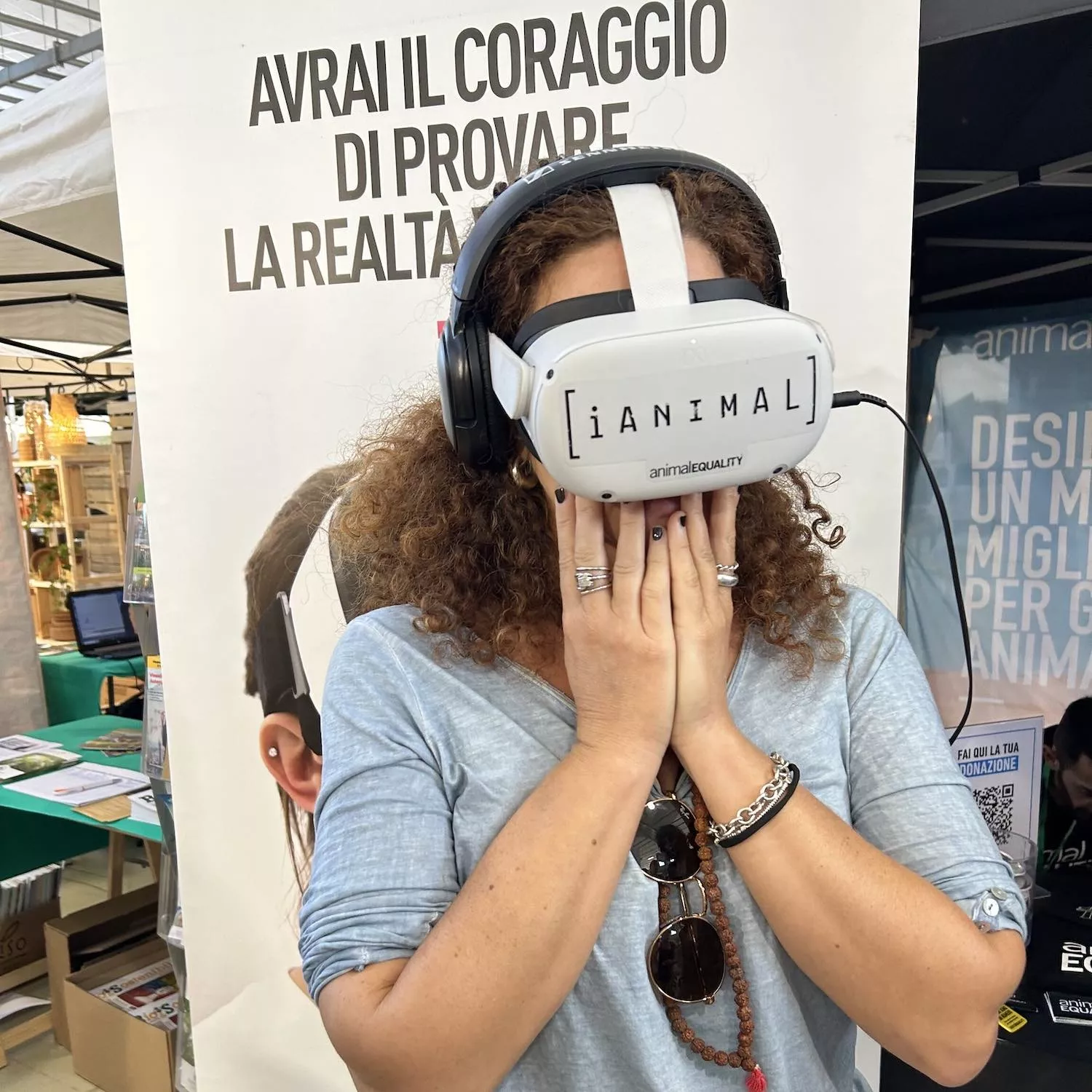 Mujer prueba la realidad virtual de IAnimal en festival en Italia