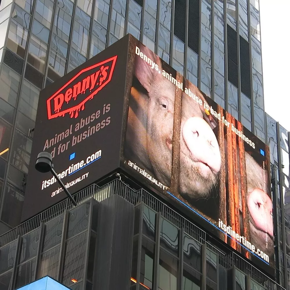 Pantalla en Times Square sobre Dennys