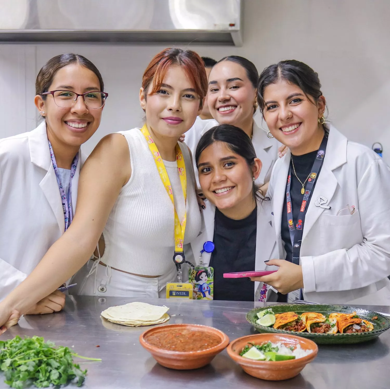 Grupo de mujeres en los talleres de nutrición en México