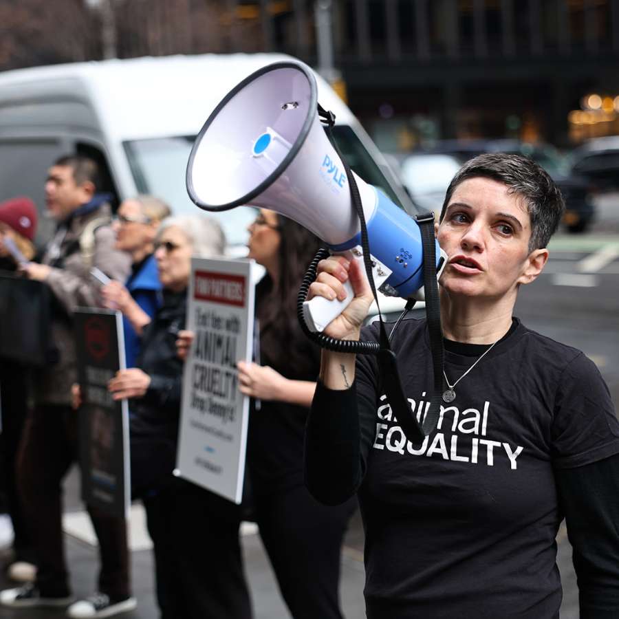 Sharon Nuñez, presidenta de Igualdad Animal en una protesta en Nueva York.