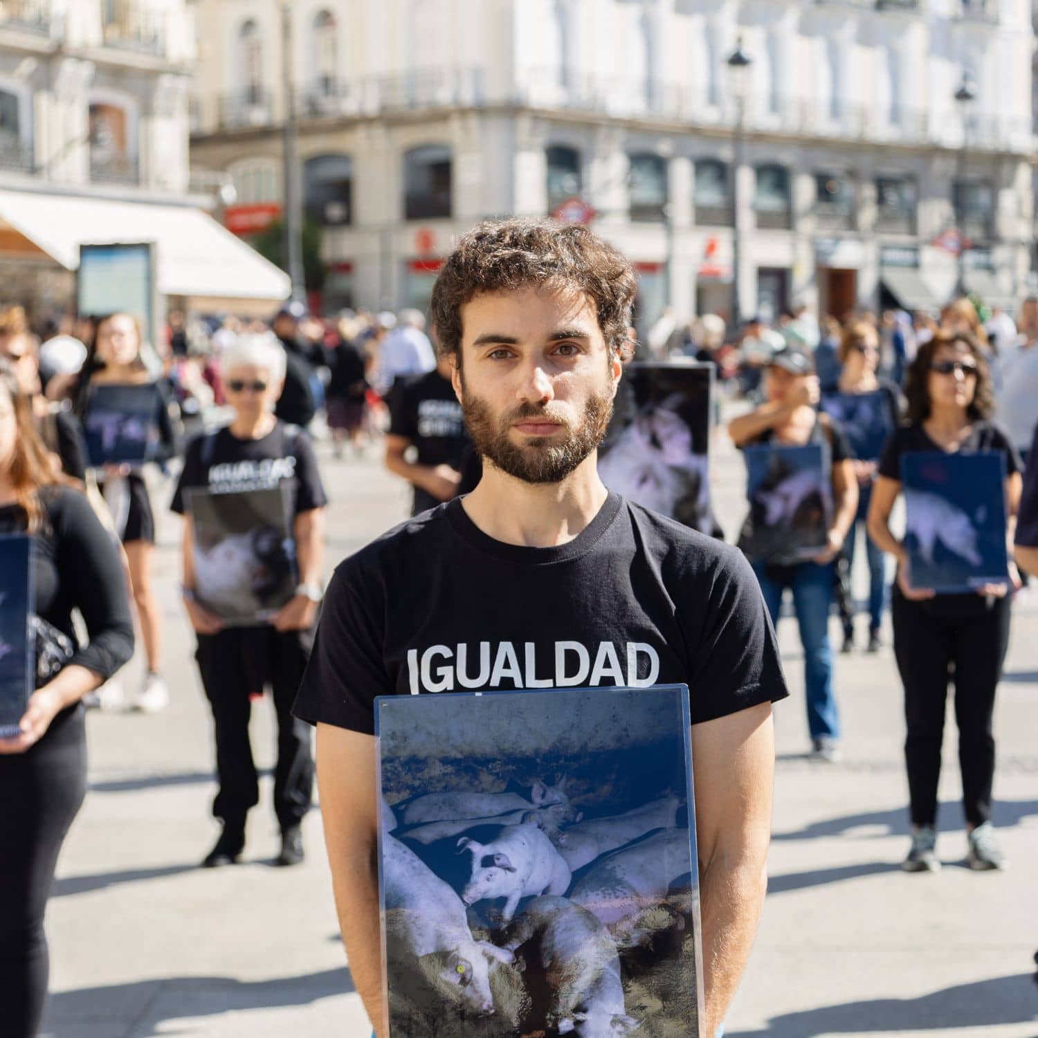 Activista sosteniendo una pancarta en protesta de Igualdad Animal en la Puerta del Sol en Madrid.