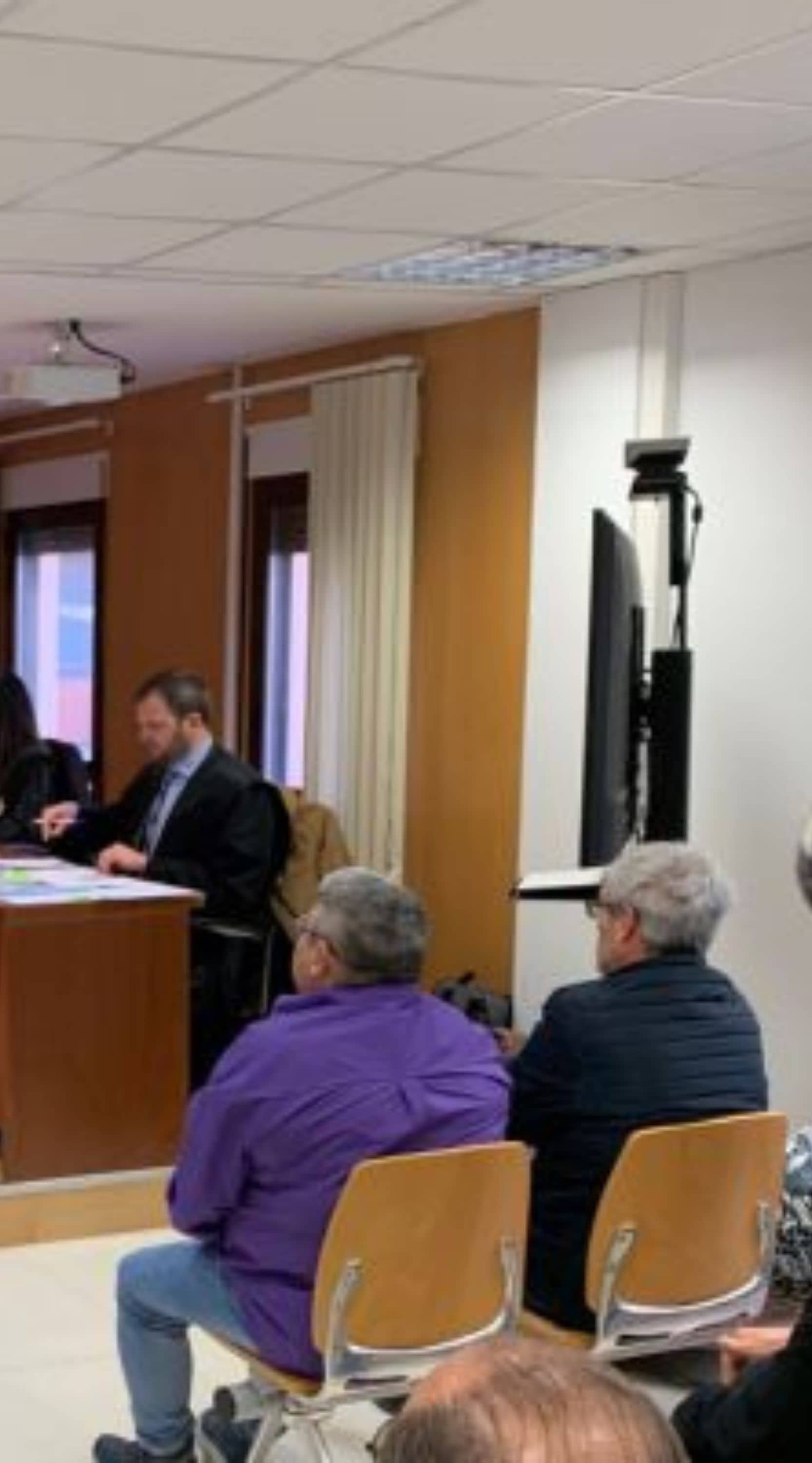 Imagen que muestra a los hermanos Carrasco ante el juez en el segundo día del juicio.