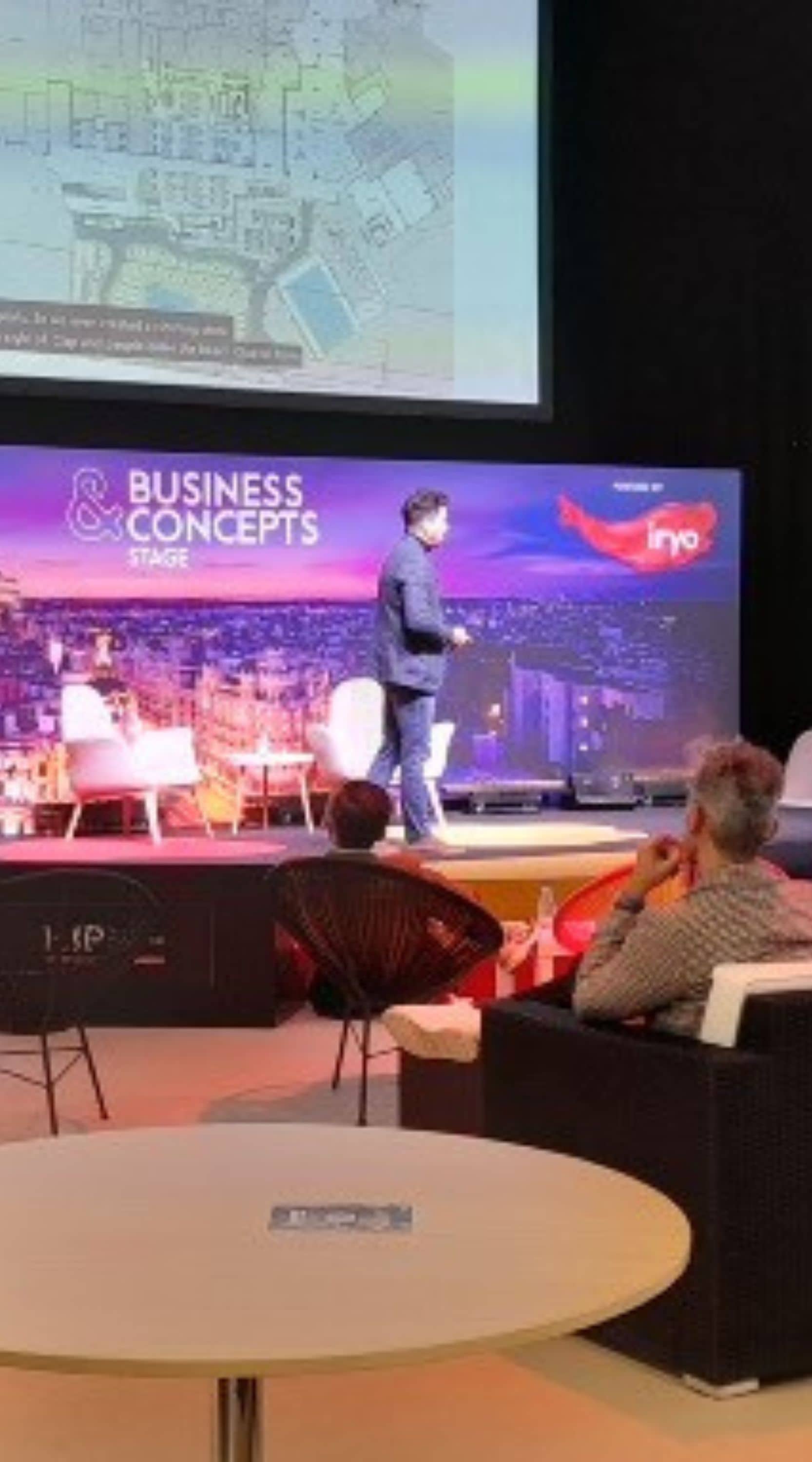 Igualdad Animal asistió al HIP 2024. Conferencista sobre el escenario durante el congreso Hospitality 4.0 en HIP 2024.