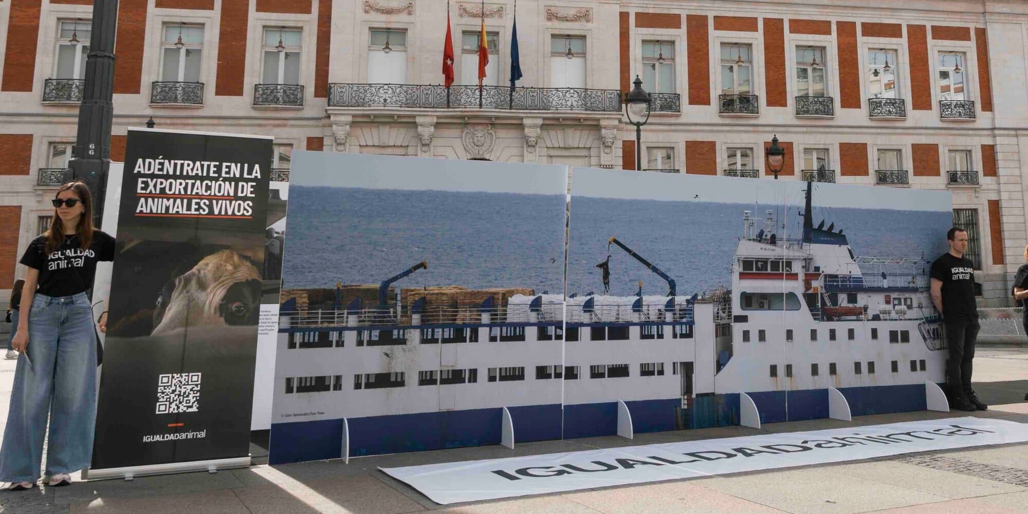 Réplica del buque Elbeik instalada por Igualdad Animal en la Puerta del Sol.