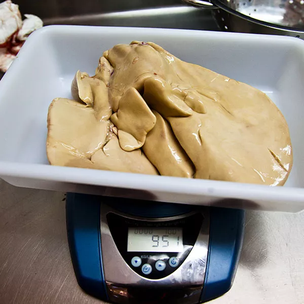 Hígado de pato para la producción de foie gras encima de una balanza
