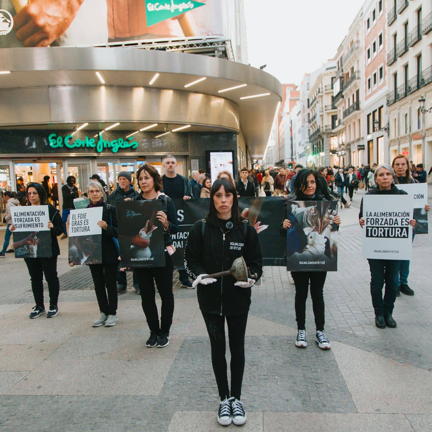 Activistas protestan ante una de las tiendas de El Corte Inglés en Madrid.
