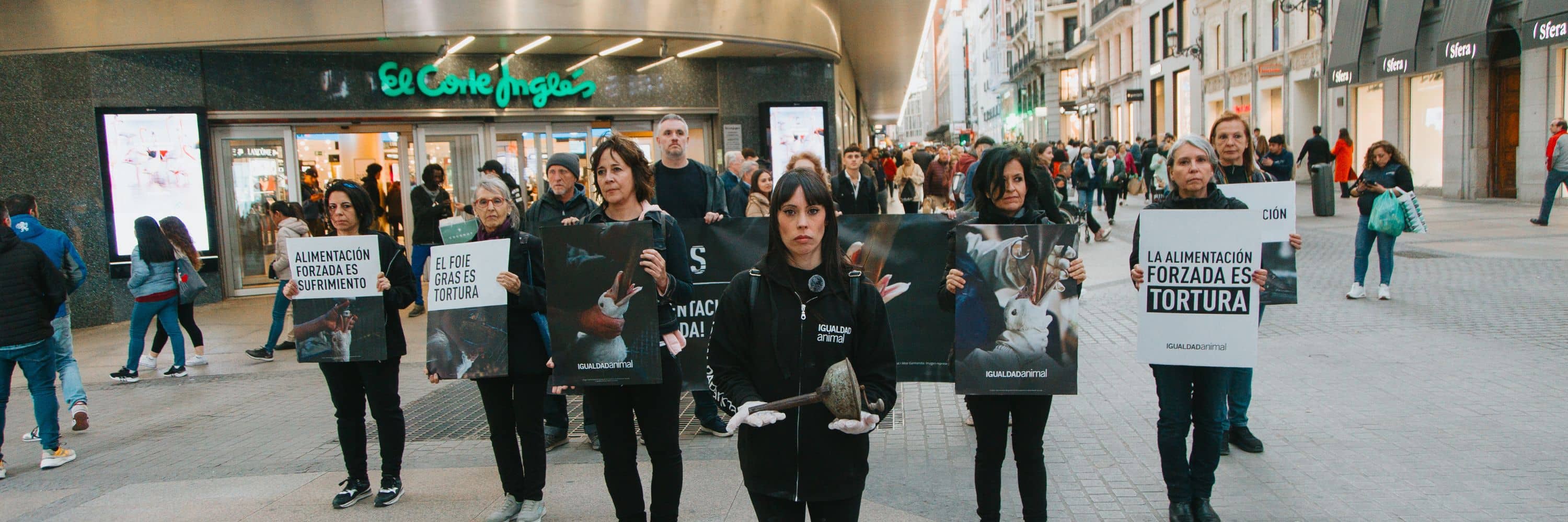 Activistas protestan ante una de las tiendas de El Corte Inglés en Madrid.