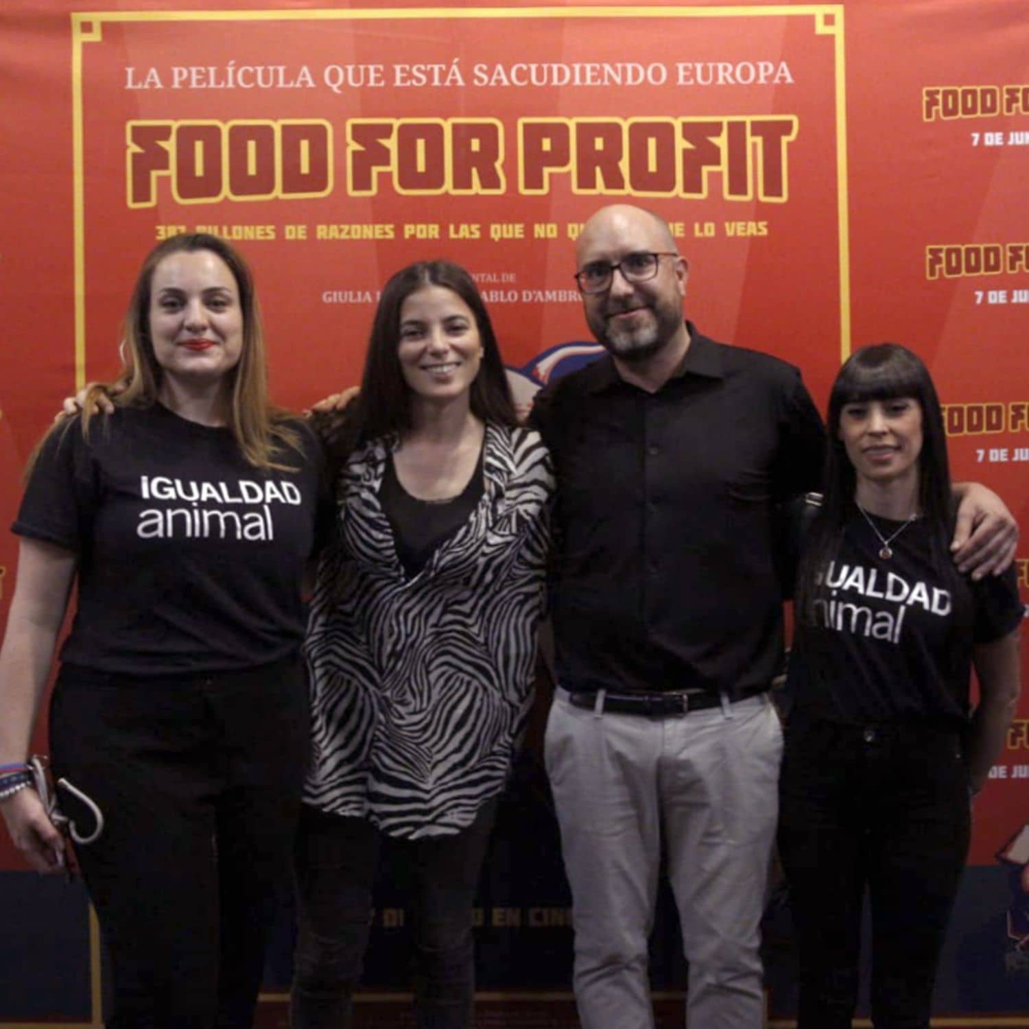 De izquierda a derecha: Lara Maraver, manager de operaciones en Igualdad Animal, Giulia Innocenzi, creadora del documental “Food for Profit, Javier Moreno, cofundador de Igualdad Animal y Beatriz Medina, coordinadora de campañas en Igualdad Animal durante la premiere de "Food for Profit" en Madrid.