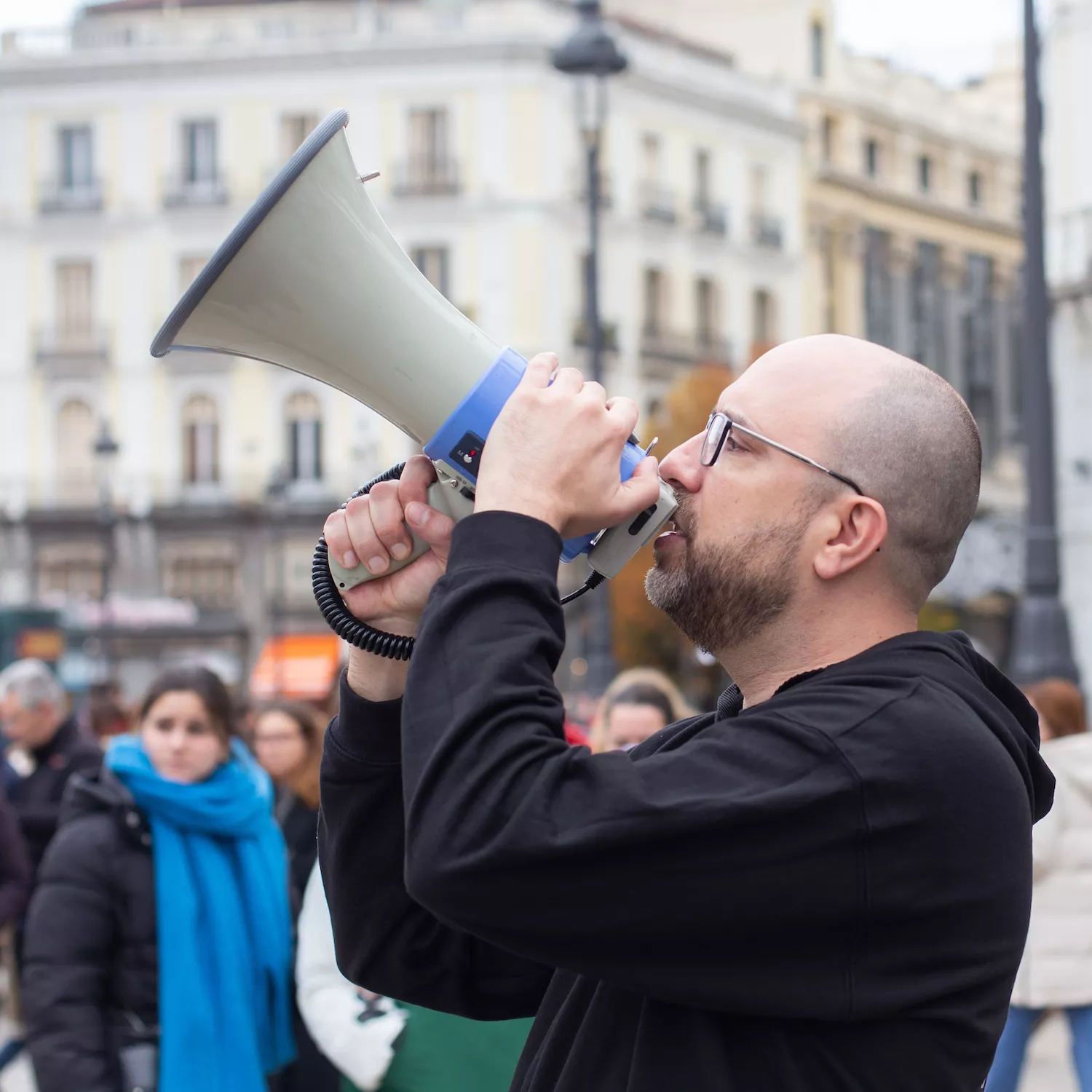 Javier Moreno,fundador de Igualdad Animal dictando el manifiesto del Dia de los Derechos Animales frente a la Puerta del Sol en Madrid