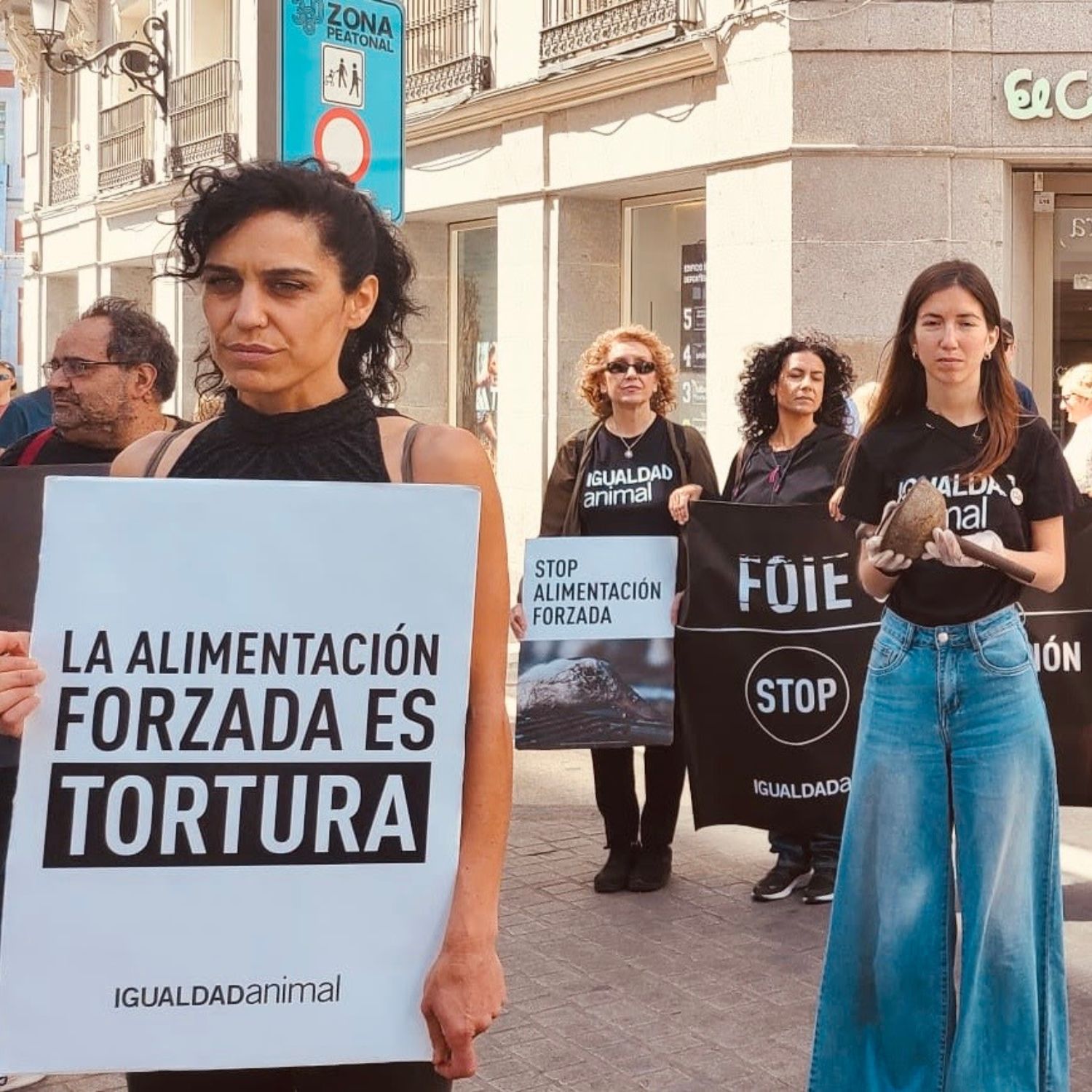 Activistas de Igualdad Animal protestan frente a El Corte Inglés en Madrid.