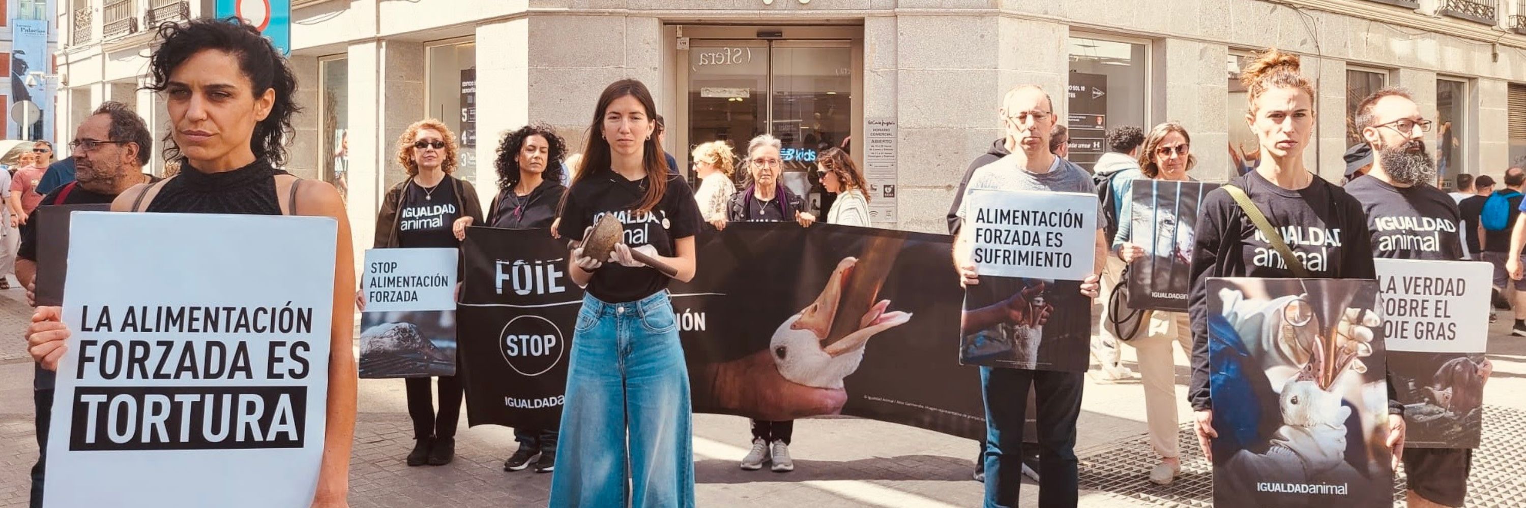 Activistas de Igualdad Animal protestan frente a El Corte Inglés en Madrid.