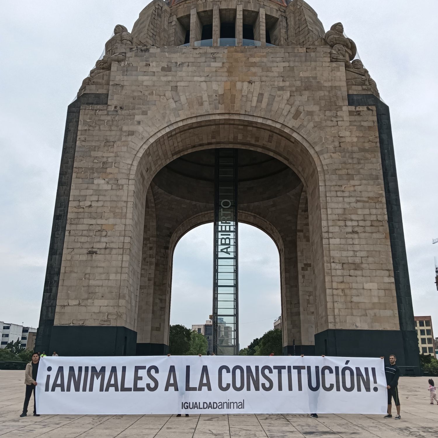 Pancarte de Animales a la Constitución en la Puerta de la Revolución en Ciudad de México