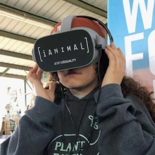 Mujer utilizando IAnimal