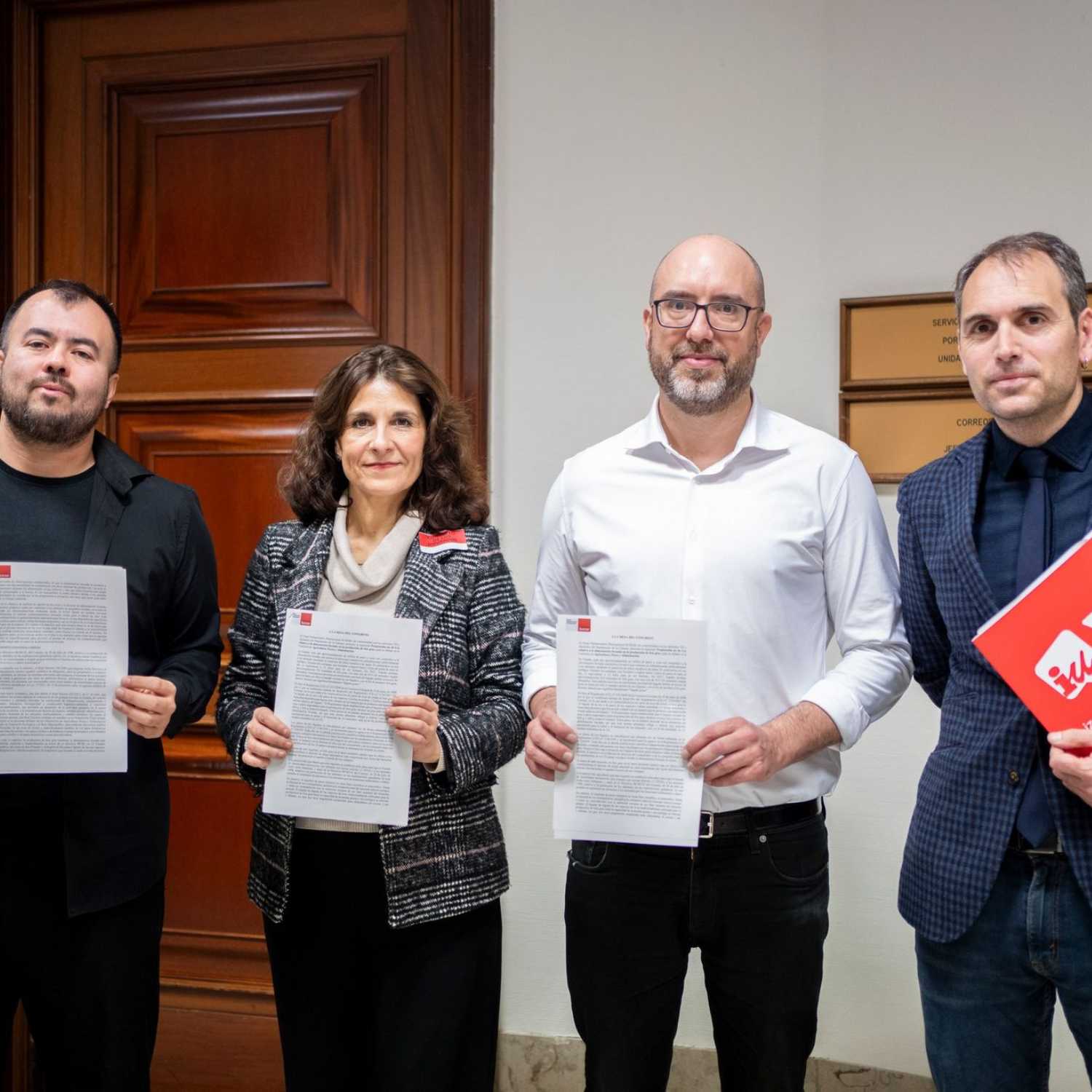 Anna Mulá y Javier Moreno junto a los Diputados Nahuel González y Toni Valero durante el registro de la PNL