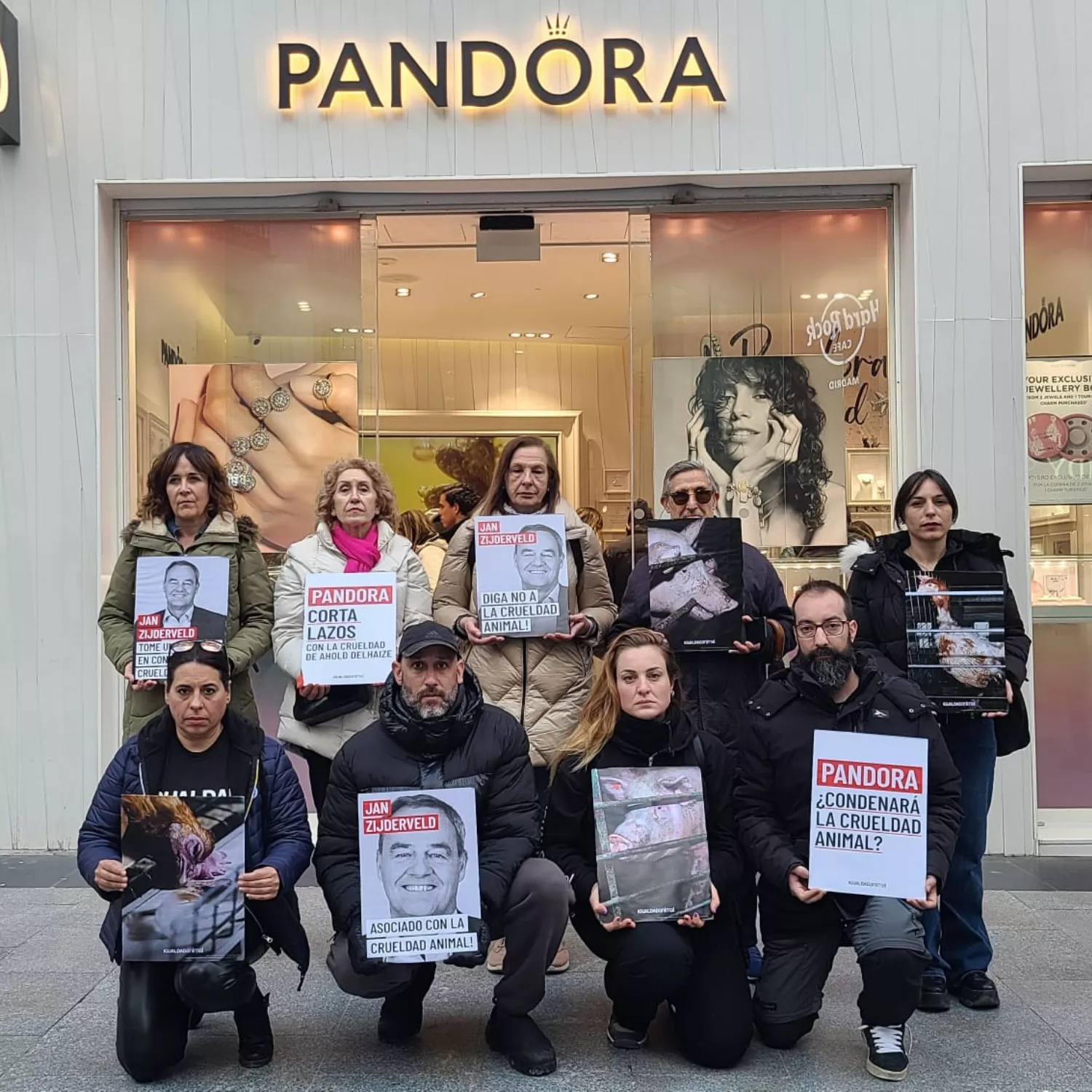 Activistas protestan contra las jaulas frente a Pandora