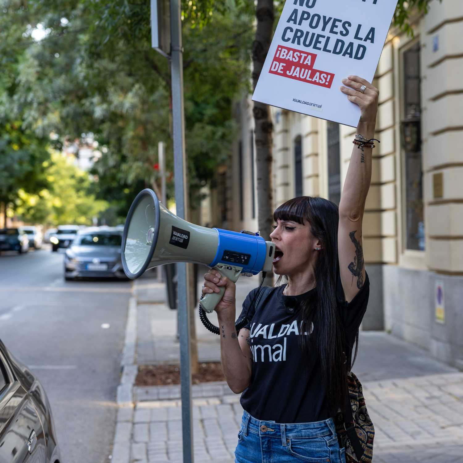 Activista de Igualdad Animal protesta frente a Marriott hoteles