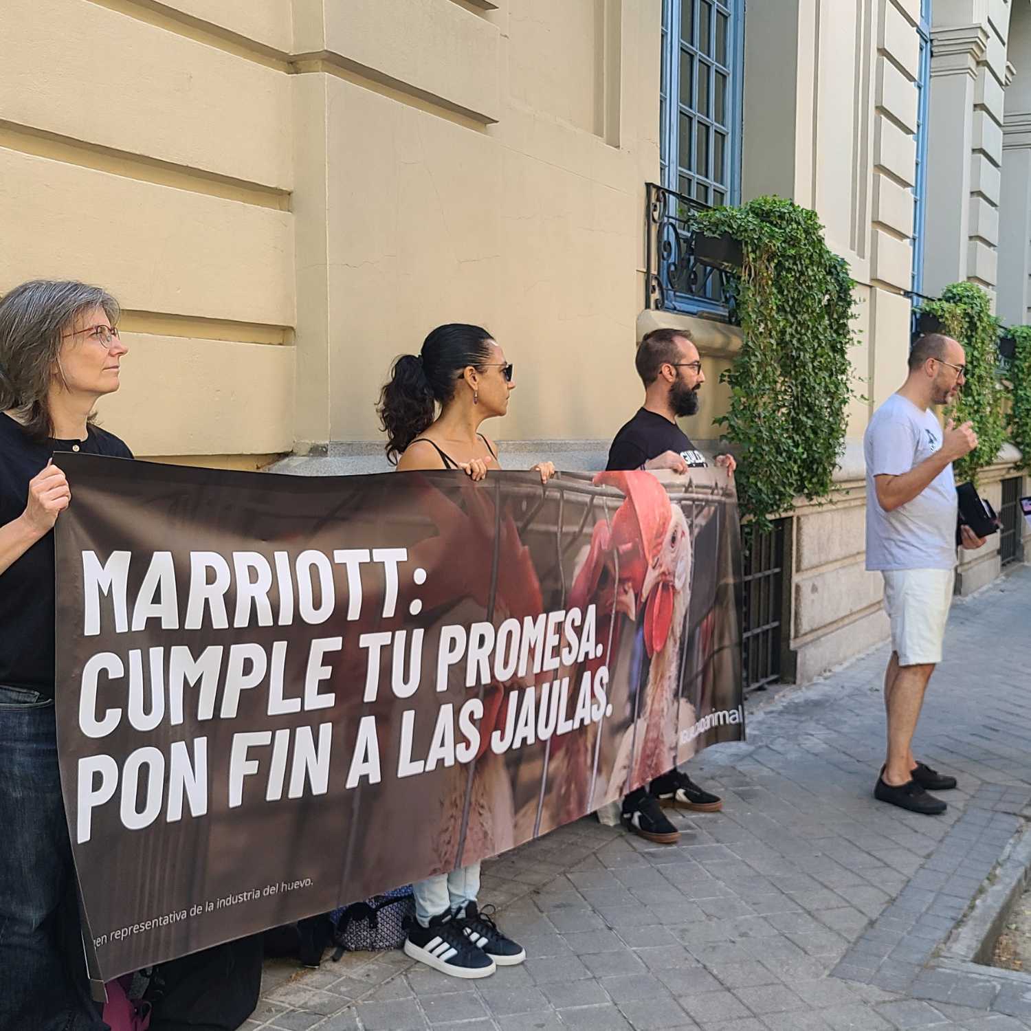 Activistas protestan frente al Hotel Santo Mauro de Marriott en Madrid.