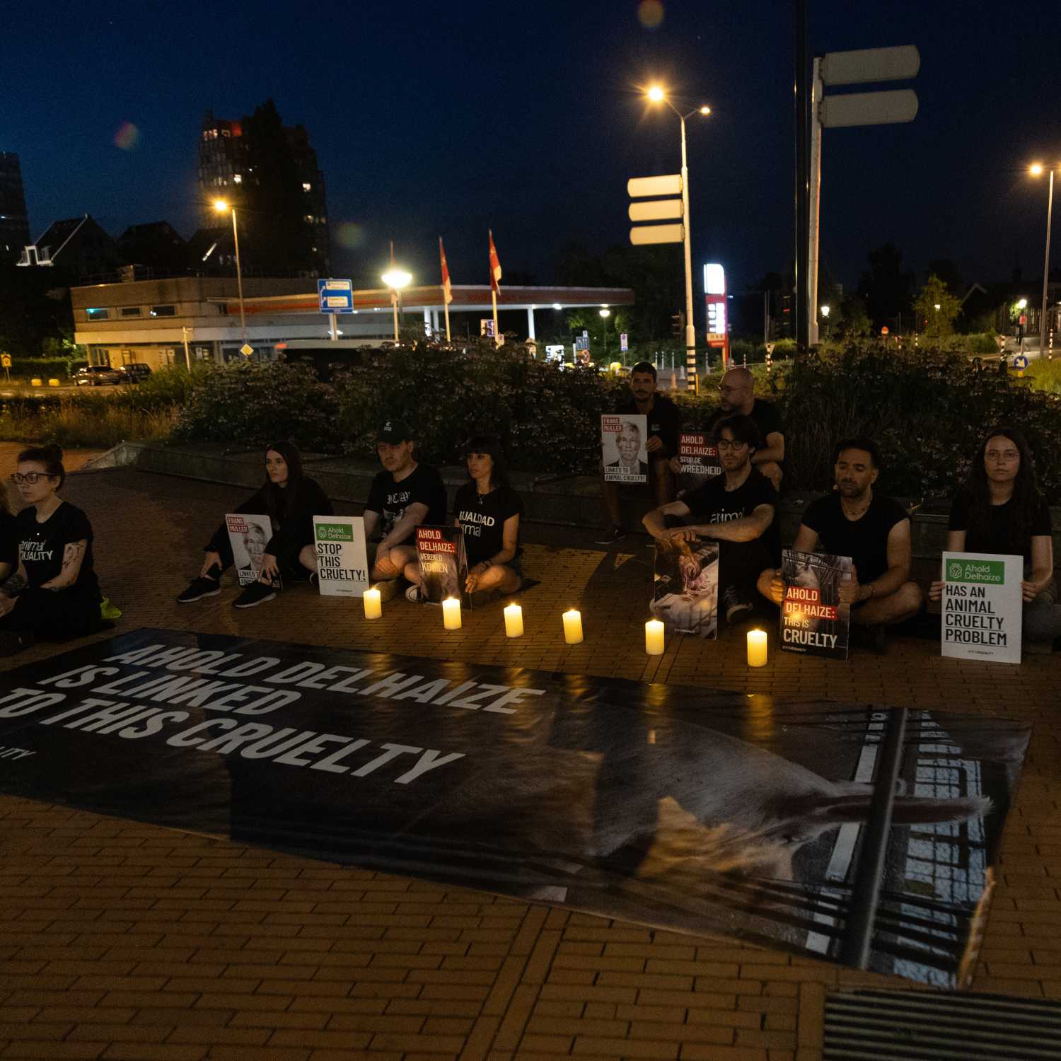 Activistas de Igualdad Animal en la vigilia frente a la sede de Ahold Delhaize