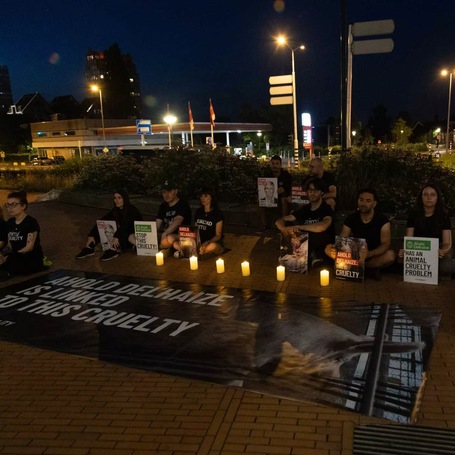 Vigilia contra el maltrato animal en la sede de Ahold Delhaize
