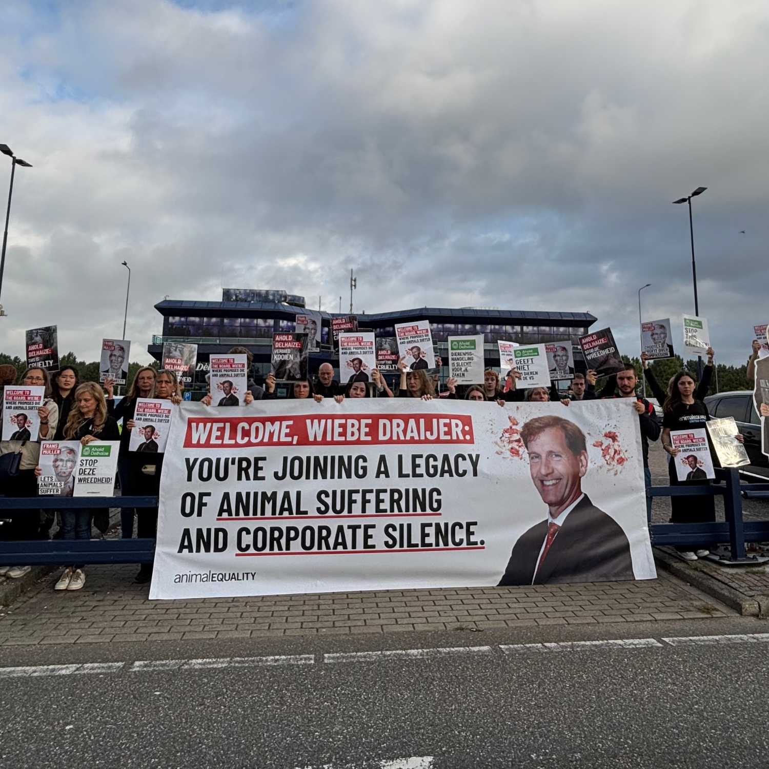 Activistas de Igualdad Animal se manifiestan frente a la junta de accionistas de Ahold Delhaize