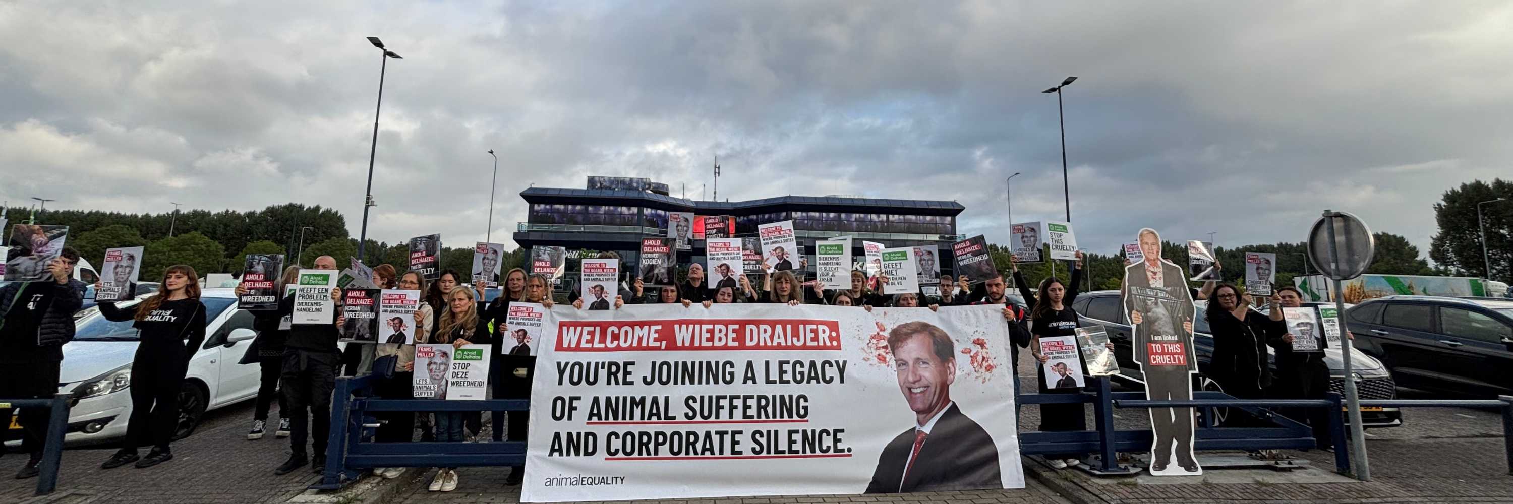 Activistas de Igualdad Animal frente a la junta de accionistas de Ahold Delhaize.