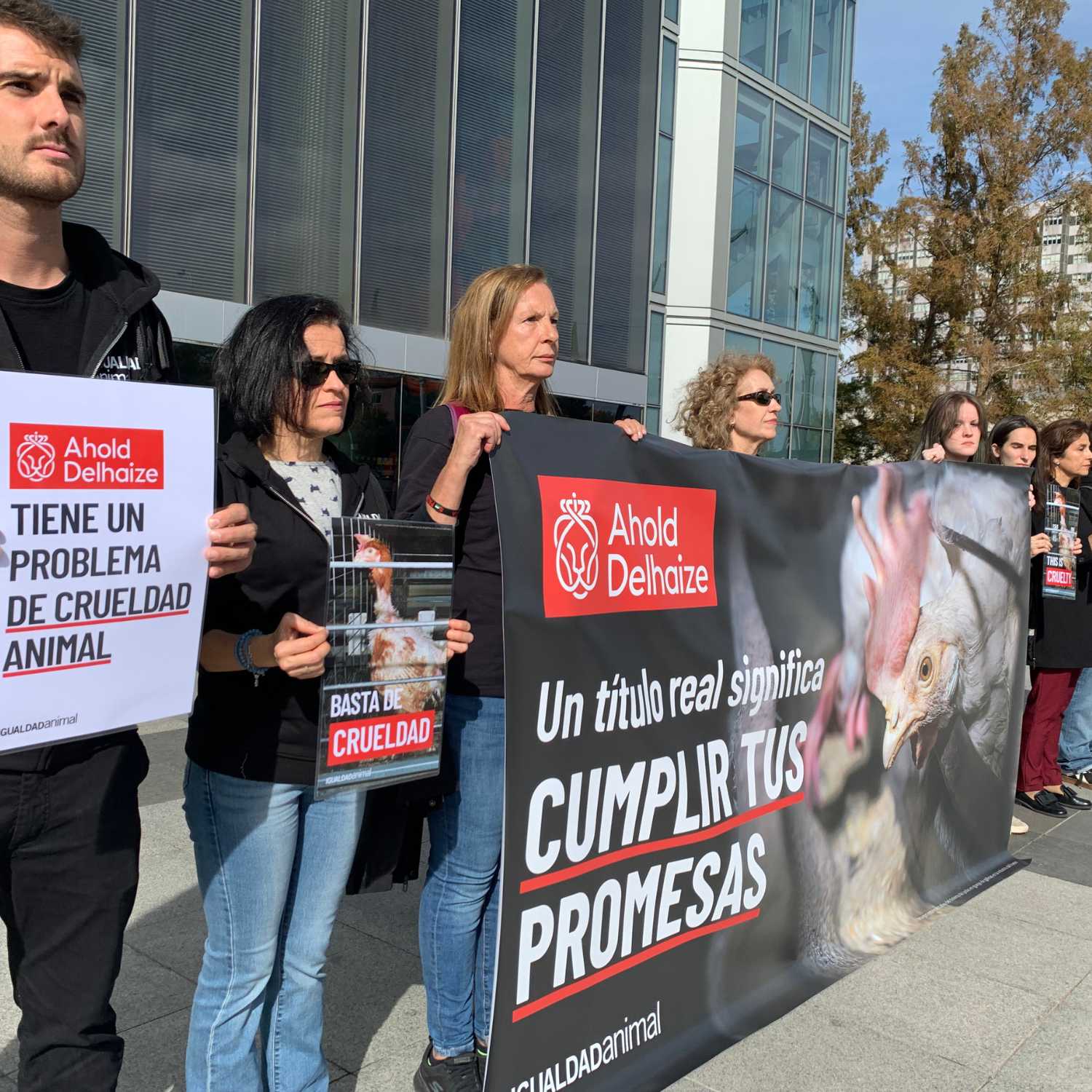 Activistas protestan en la embajada de Países Bajos en Madrid contra Ahold Delhaize
