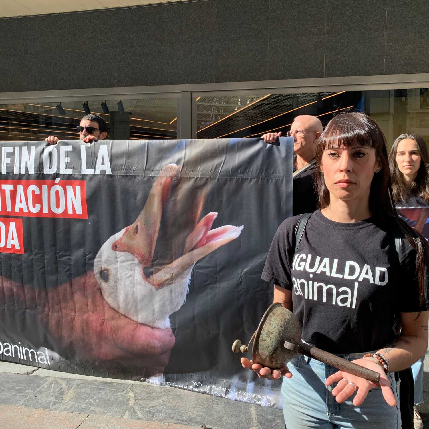 Activistas en protesta por el fin de la alimentación forzada en Madrid
