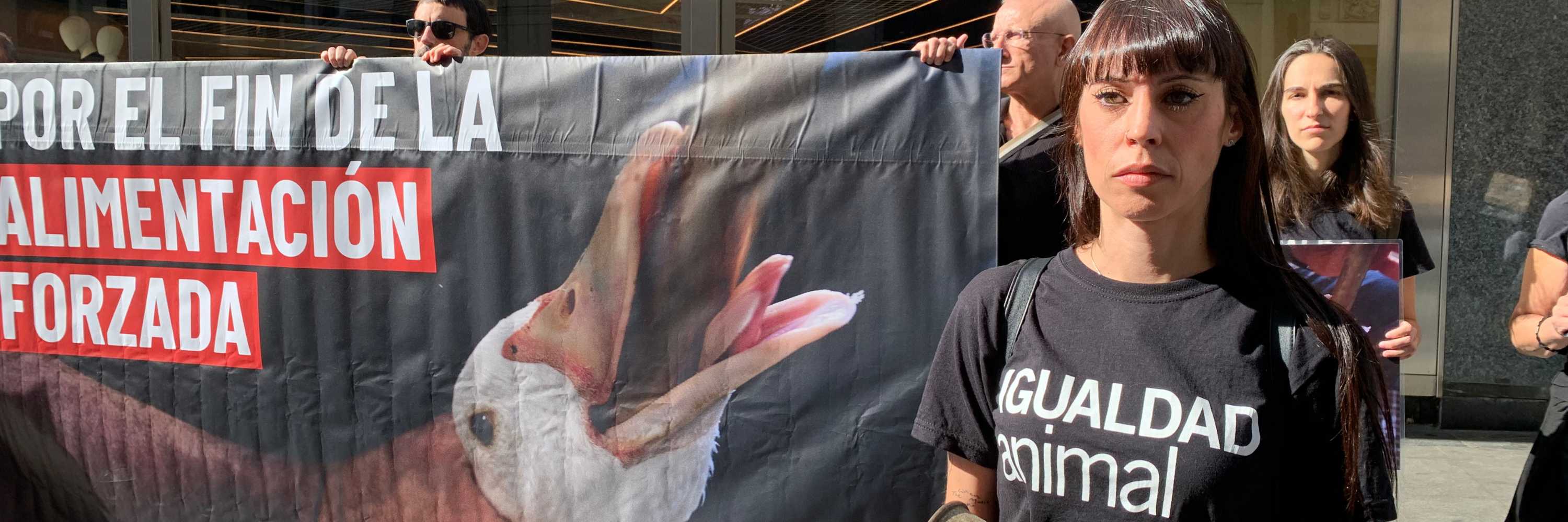 Activistas en protesta por el fin de la alimentación forzada en Madrid