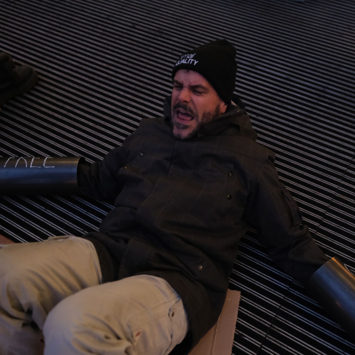 Activista de Igualdad Animal durante la acción frente a ahold Delhaize