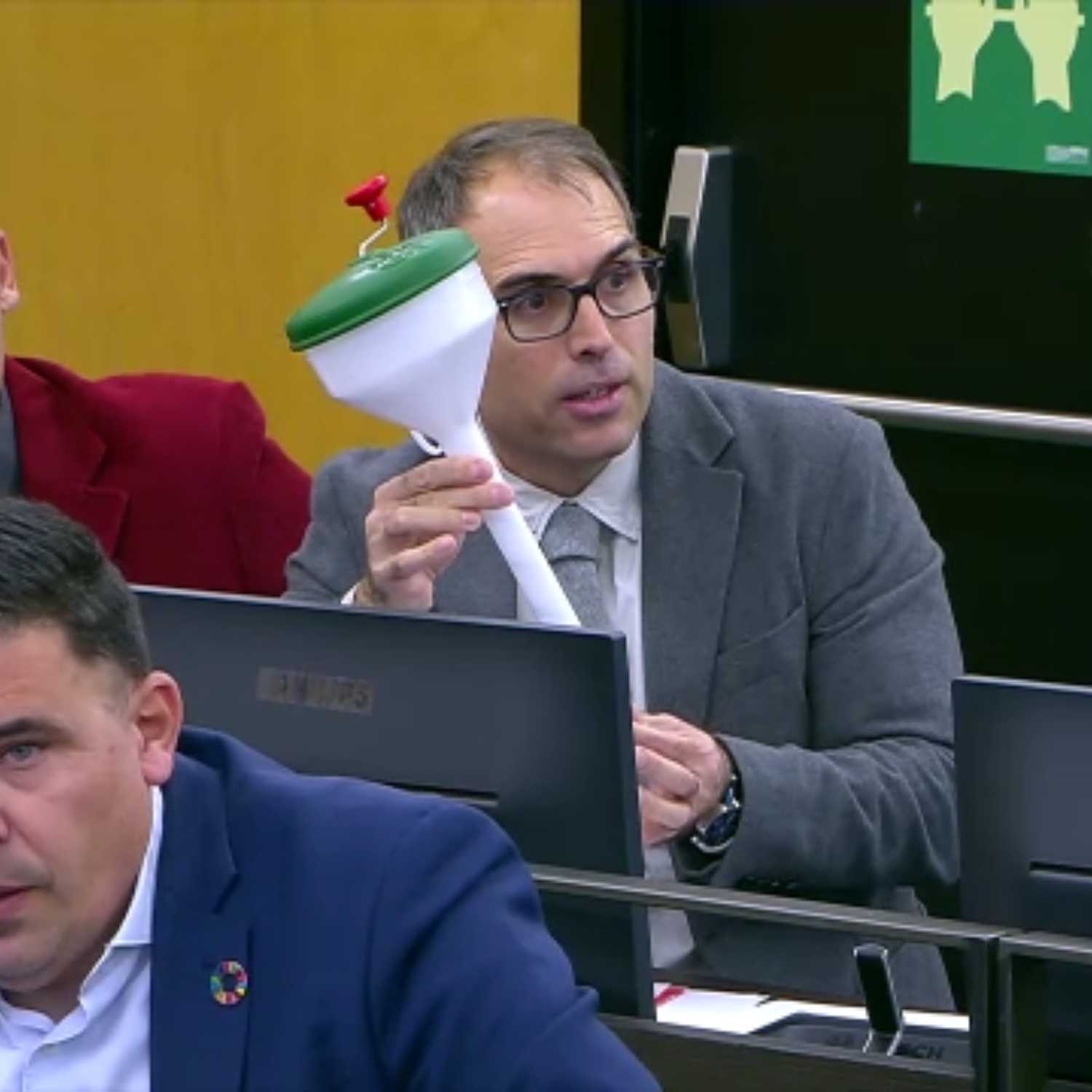 Toni Valero, de Sumar, defiende la PNL por el fin de la alimentación forzada.