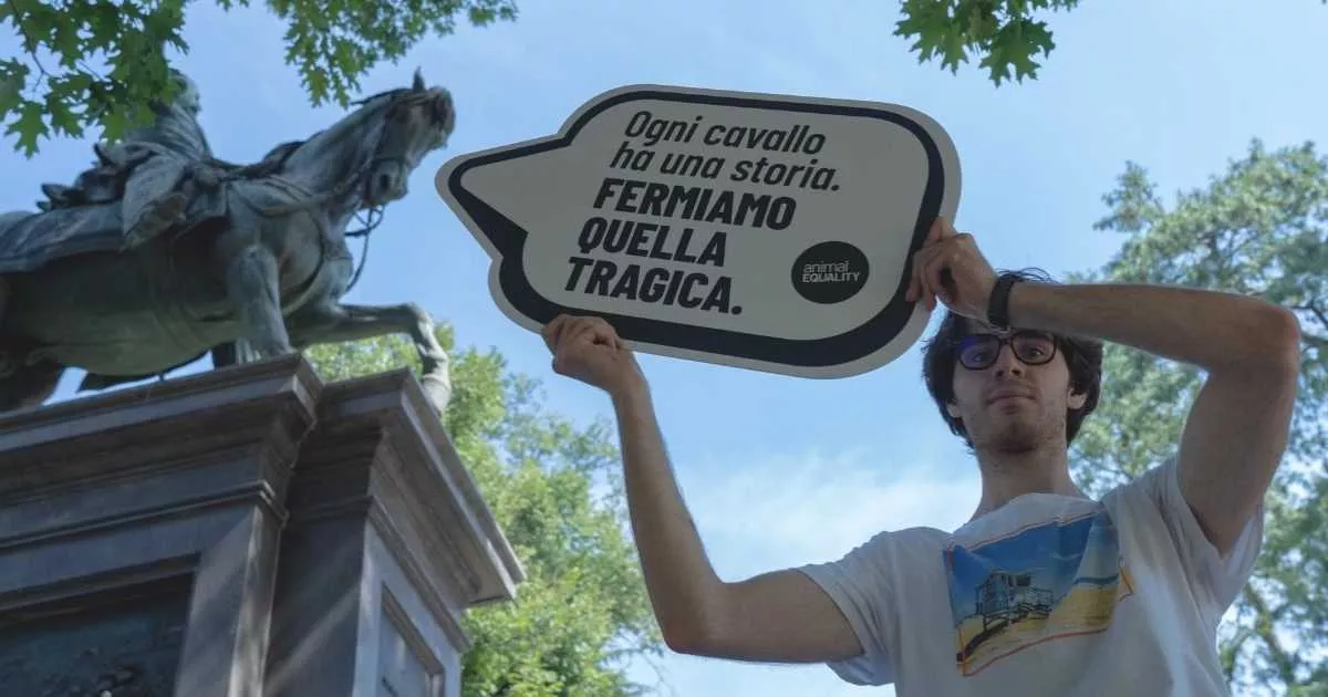 Activista de Igualdad Animal protesta por la matanza de caballos