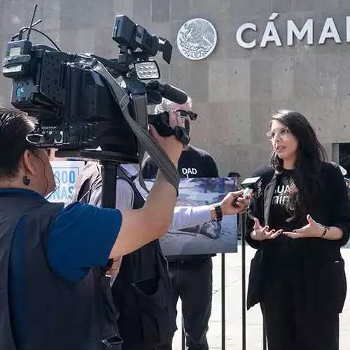 Dulce Ramirez haciendo declaraciones a los medios de comunicación en México 