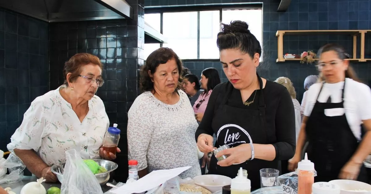 Love veg México imparte un taller de cocina comunitario.