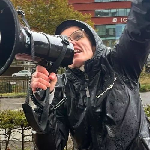 Sharon Nuñez, presidenta de Igualdad Animal durante una protesta bajo la lluvia.