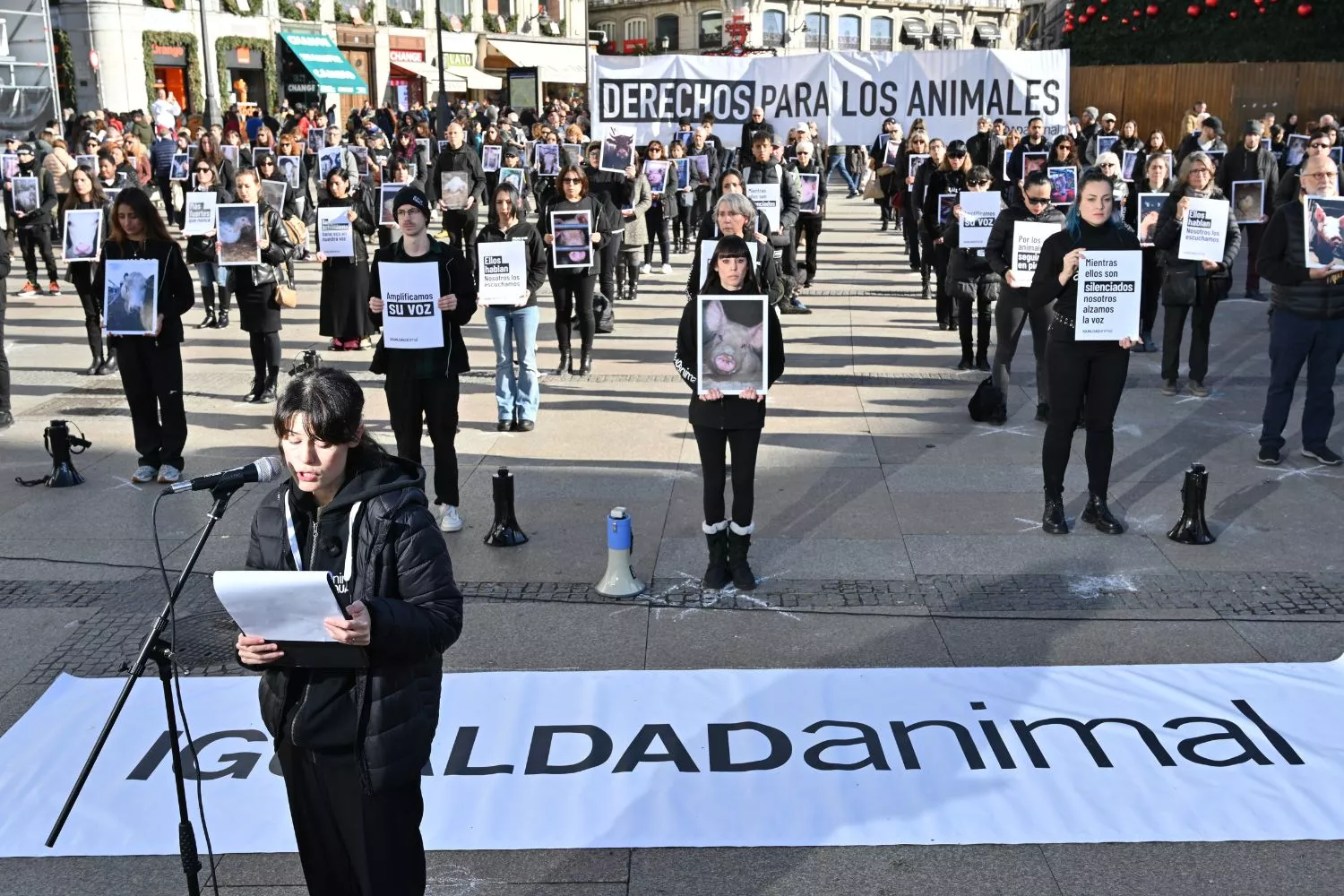 El grito que enmudeció la Puerta del Sol 5 La actriz Elisabeth Larena lee el manifiesto por los animales, dando voz a quienes no pueden defenderse.